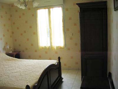 Chambre 2 avec lit 160 x 200 et armoire
